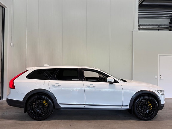 Volvo V90 Cross Country 2 of 5