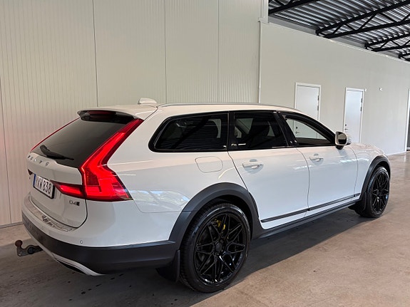 Volvo V90 Cross Country 3 of 5