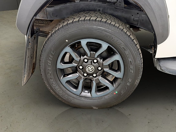Toyota HiLux 30 of 30