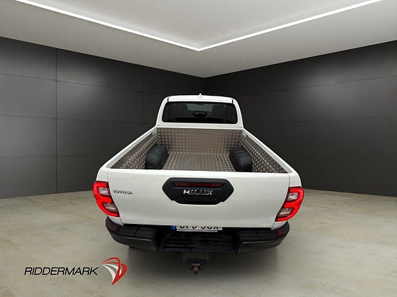 Toyota HiLux 14 of 30