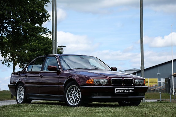 BMW 728i 3 of 5