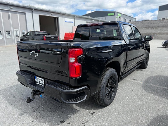 Chevrolet Silverado 4 of 5