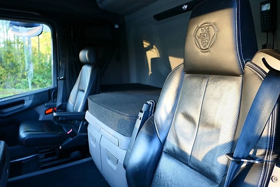 Scania 13966Mil R590B6x2 8 of 10