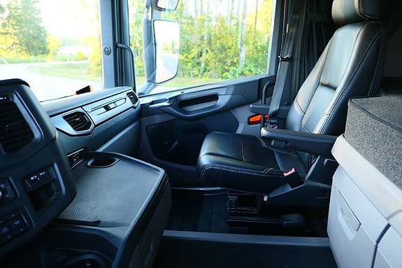 Scania 13966Mil R590B6x2 9 of 10