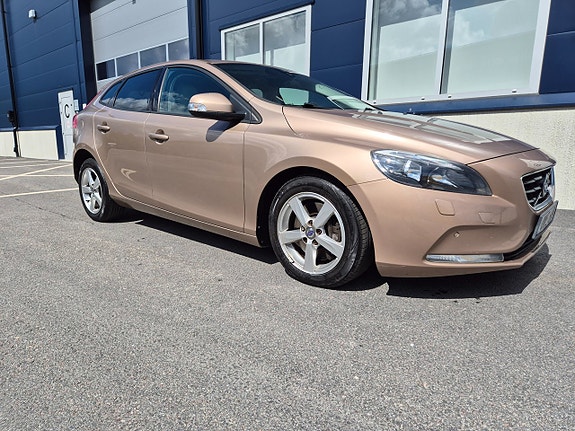 Volvo V40 2 of 5
