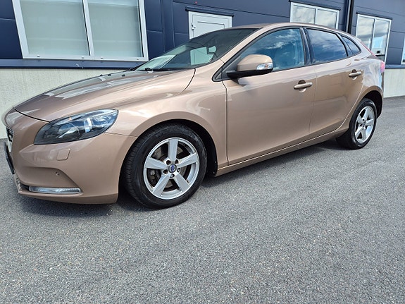 Volvo V40 3 of 5