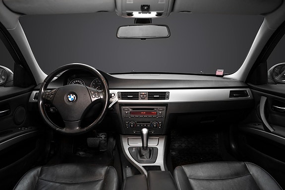 BMW 330Xi 9 of 17