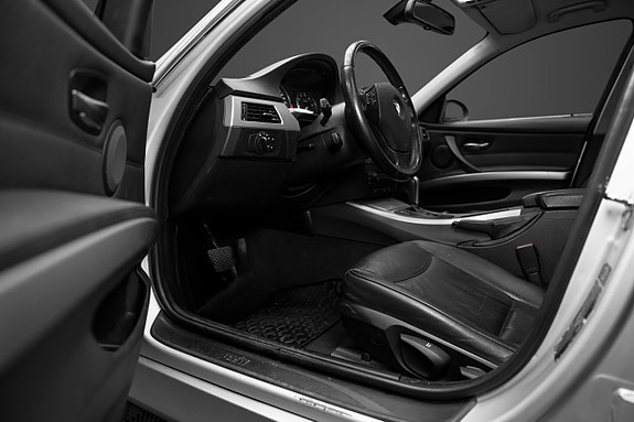 BMW 330Xi 7 of 17