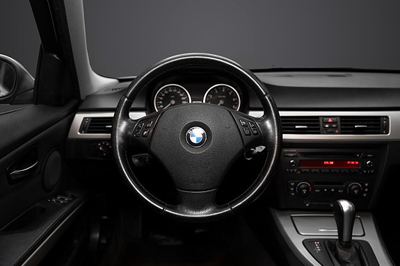 BMW 330Xi 10 of 17