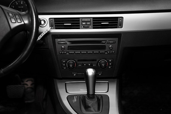 BMW 330Xi 11 of 17