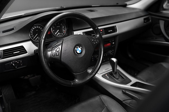 BMW 330Xi 8 of 17
