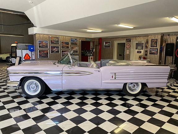 Oldsmobile 98 2 of 23