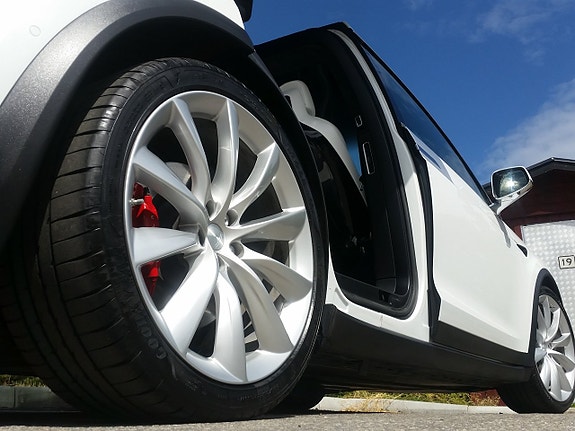 Tesla Model X 15 of 30