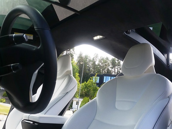 Tesla Model X 23 of 30
