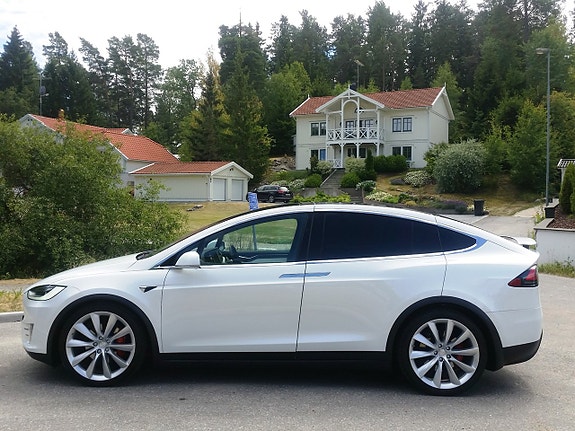 Tesla Model X 22 of 30