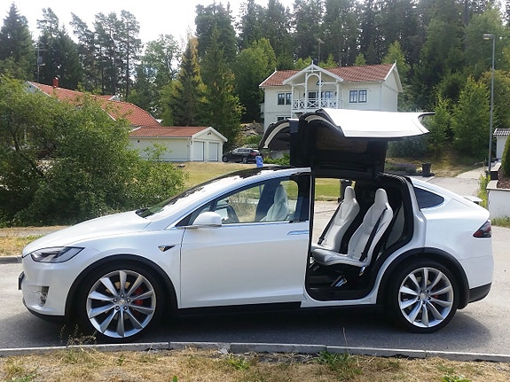Tesla Model X 24 of 30