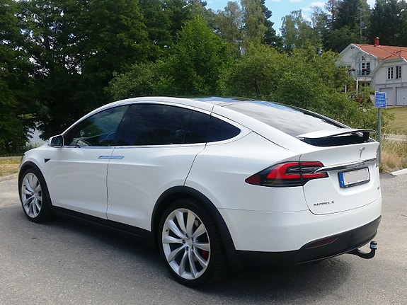 Tesla Model X 21 of 30
