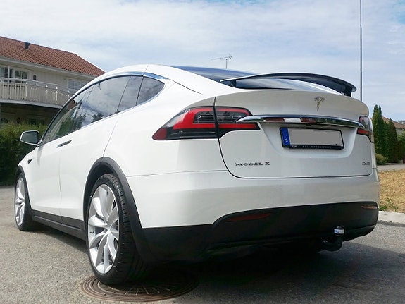 Tesla Model X 27 of 30