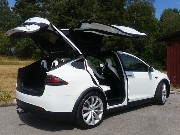 Tesla Model X 13 of 30