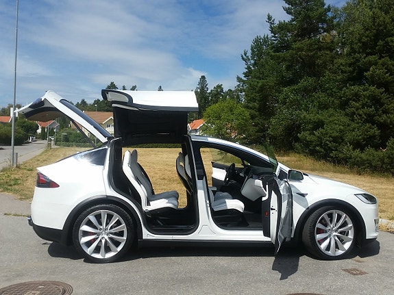 Tesla Model X 11 of 30