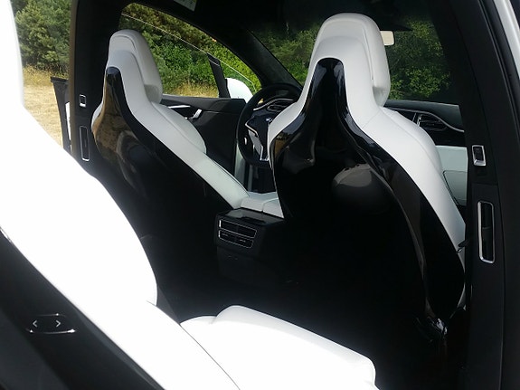 Tesla Model X 14 of 30