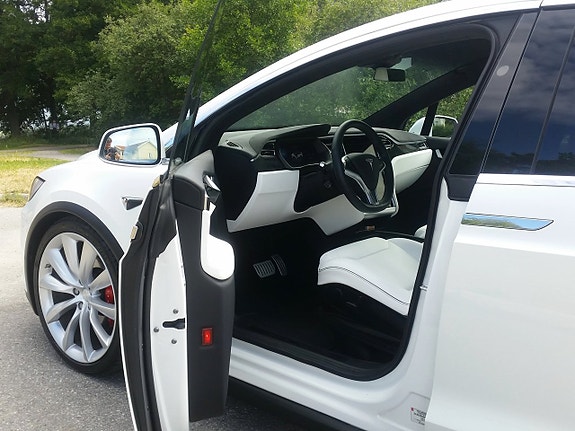 Tesla Model X 2 of 5