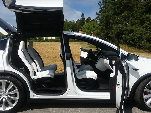 Tesla Model X 12 of 30