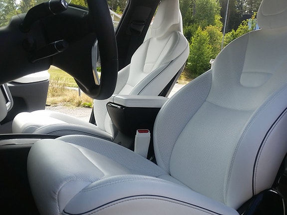 Tesla Model X 3 of 5