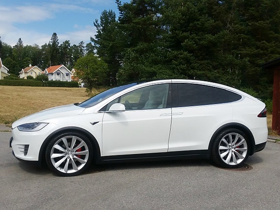 Tesla Model X 26 of 30