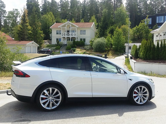 Tesla Model X 28 of 30