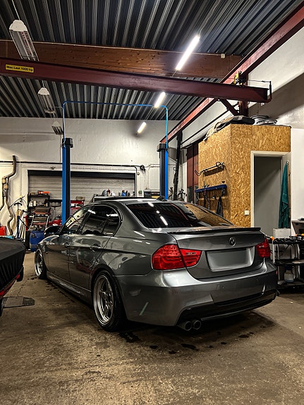 BMW 325d 2 of 5