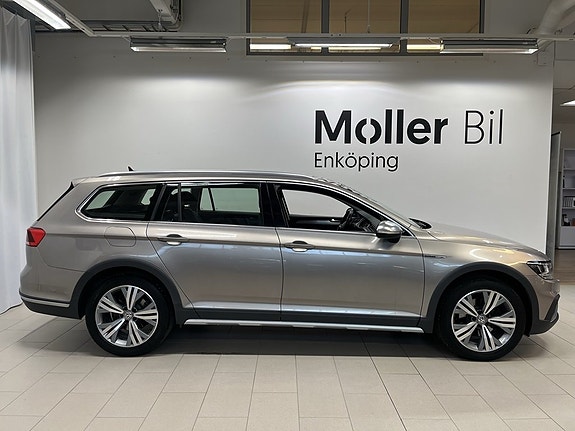 Volkswagen Passat Alltrack 2 of 5