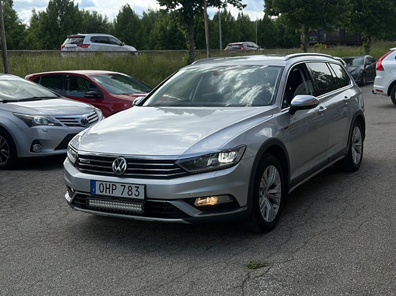 Volkswagen Passat Alltrack 2 of 5