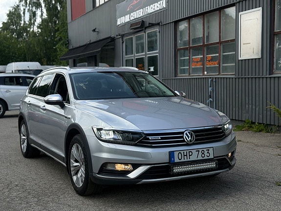 Volkswagen Passat Alltrack 3 of 5