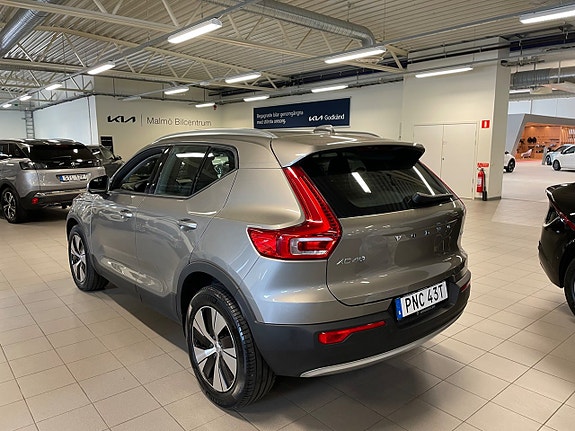 Volvo XC40 2 of 6