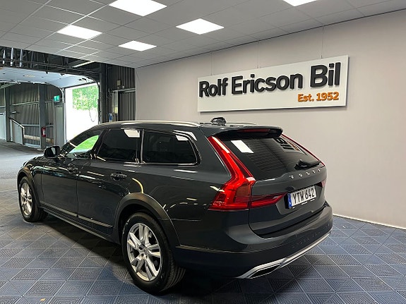 Volvo V90 Cross Country 3 of 5