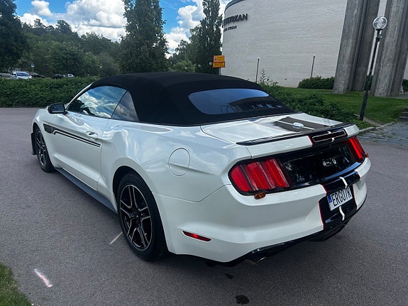 Ford Mustang 4 of 5