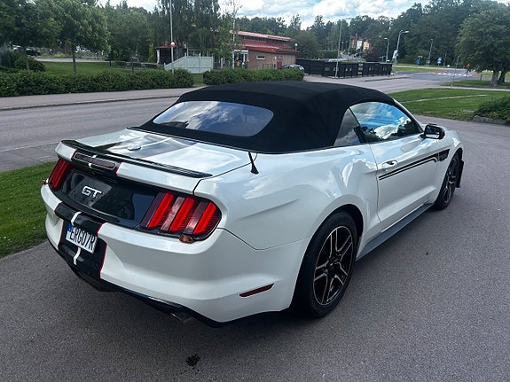 Ford Mustang 3 of 5