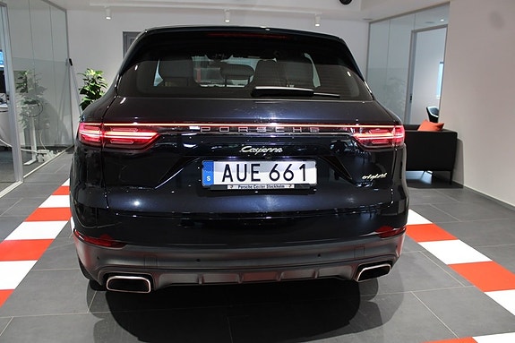 Porsche Cayenne 4 of 5