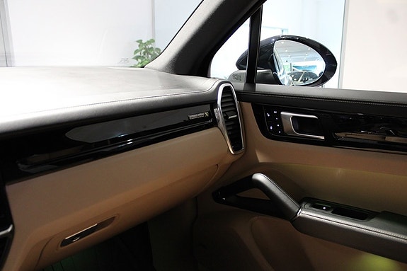 Porsche Cayenne 13 of 25