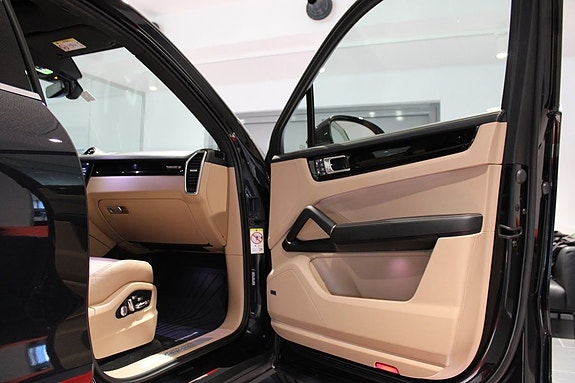 Porsche Cayenne 12 of 25