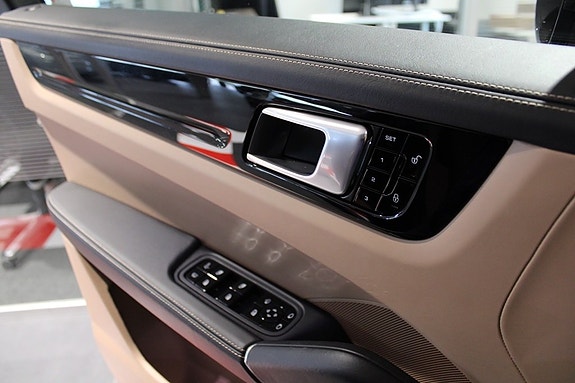 Porsche Cayenne 8 of 25