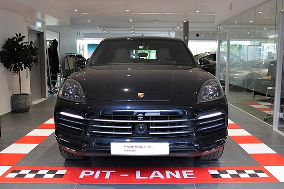 Porsche Cayenne 2 of 5