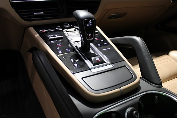 Porsche Cayenne 18 of 25