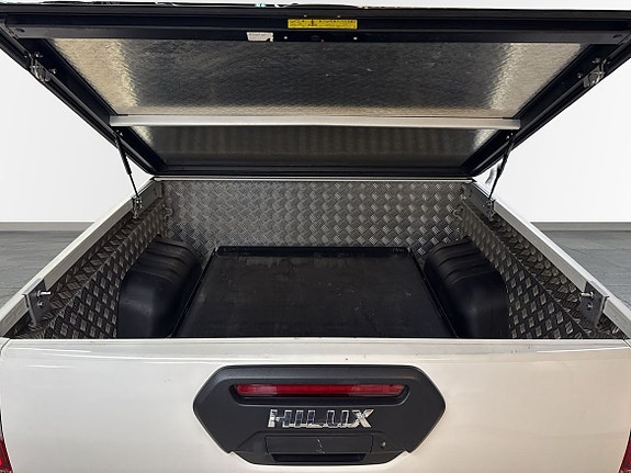 Toyota HiLux 10 of 13