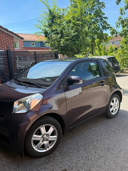 Toyota IQ 2 of 5