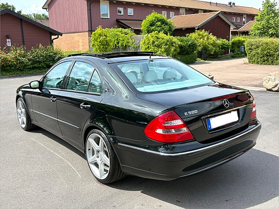Mercedes-Benz E500 4 of 5