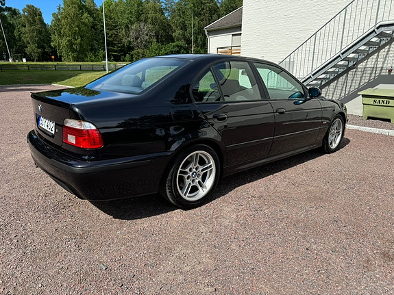 BMW 525i 2 of 5