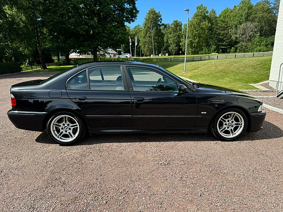 BMW 525i 3 of 5