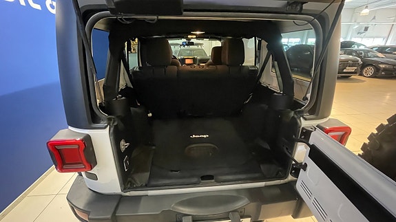 Jeep Wrangler 4 of 5
